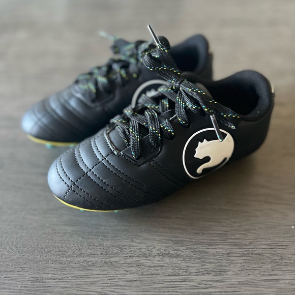 Puma Kids Black Soccer Cleats - Picture 2 of 3